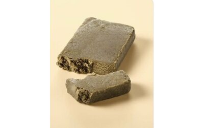 Castagnaccio o panetto di hashish? L'”incredibile somiglianza” fa impazzire gli utenti di X
