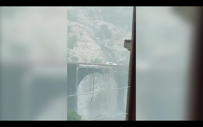 Catania, cedono le barriere del ponte di San Giuliano: la tragedia sfiorata mentre passano le auto – Video