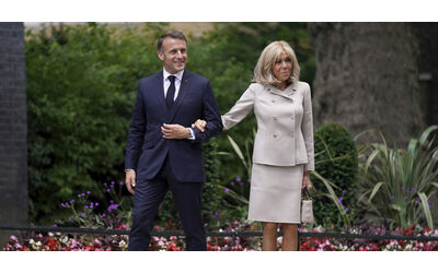 Causa dei coniugi Macron contro Candace Owens. L’influencer statunitense sostiene che Brigitte sia un uomo