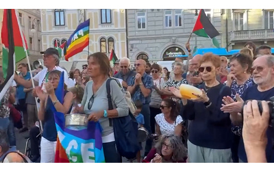 Centinaia in piazza a Trieste con pentole e cucchiai: la protesta per Gaza – Video