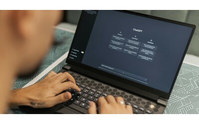 “ChatGpt ha aiutato nostro figlio a suicidarsi, ha riconosciuto le sue intenzioni ma non ha avviato il protocollo di emergenza”: i genitori di un 16enne denunciano OpenAi