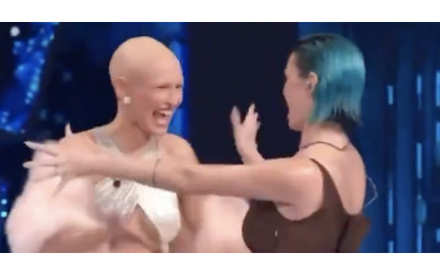 “Che bona che sei”: Bianca Balti fa irruzione sul palco di Sanremo e corre ad abbracciare Rose Villain. La reazione di Carlo Conti