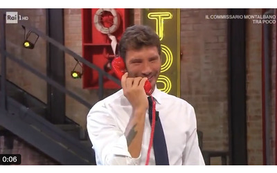 Che succede ad Affari Tuoi? In studio risuona la sigla de La Ruota della Fortuna e Stefano De Martino reagisce così