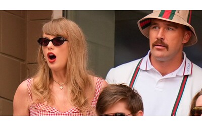 Chi è Travis Kelce, il futuro marito di Taylor Swift: dalla vittoria del Super Bowl al tifo contro Sinner agli US Open