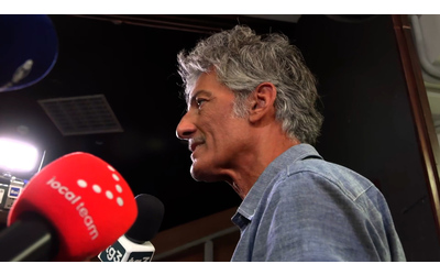 “Chi insegnerà ai giovani di oggi a fare tv? Dovrebbero sostituire il cavallo Rai con una sua statua”: Fiorello ricorda Pippo Baudo