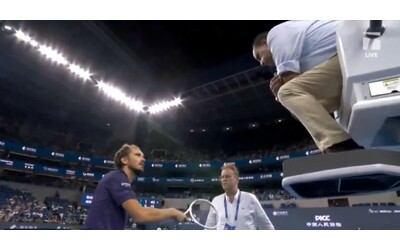 “Chi sei tu? Come ti chiami? Non parlare”: Medvedev si scaglia contro l’arbitro a Pechino, poi si ritira – Video