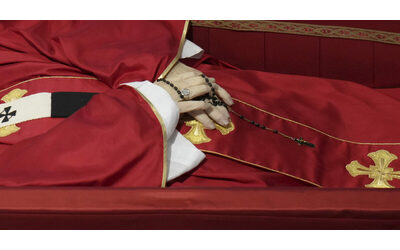 Chiusa la bara di Papa Francesco: il rogito, le monete e ai piedi le sue scarpe ortopediche consumate