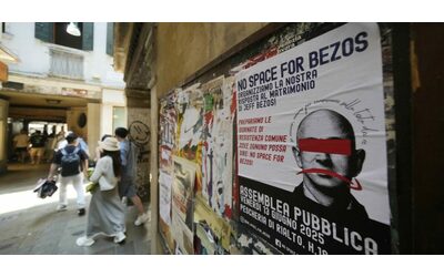 “Ci buttiamo nei canali”: il matrimonio milionario di Jeff Bezos a Venezia slitta per le proteste in città. La rabbia di Zaia: “Voglio che sia accolto a braccia aperte”