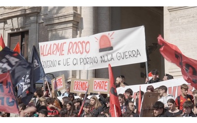 “Ci servono più aule, non più bombe”: a Roma gli studenti in piazza contro il taglio e il riarmo europeo
