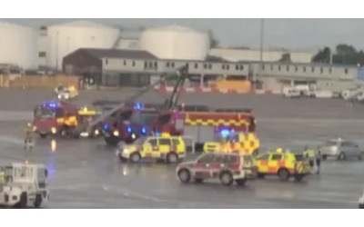 “Ci siamo scontrati sulla pista”: aereo Easyjet pronto al decollo si schianta contro un veicolo da traino, scatta la procedura d’emergenza