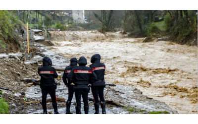 Ciclone di San Valentino allagamenti e 50 persone evacuate a Fiumicino Ancora emergenza a Cosenza il meteorologo un uragano di categoria 1