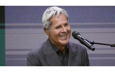 Claudio Baglioni inizia a Lampedusa il suo ultimo tour, ma è polemica: il suo concerto costa oltre 700mila euro