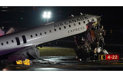 Collisione in pista all aeroporto LaGuardia di New York Aereo contro un mezzo di servizio due morti e due feriti