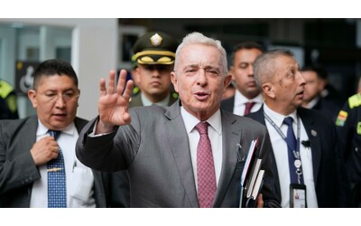 Colombia, condannato l’ex presidente Uribe: “Giornata fondamentale per la costruzione della memoria collettiva”