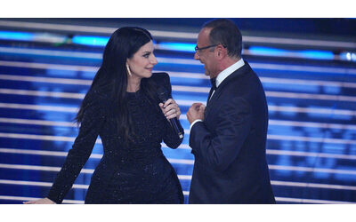 Come si vota nella finale di Sanremo 2026 La gara in due fasi quanto pesano le giurie i codici e i costi per eleggere il vincitore