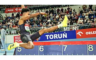 Come vola Mattia Furlani: con 8,37 batte il fenomeno Tentoglou per la prima volta. È il miglior salto italiano di sempre al coperto