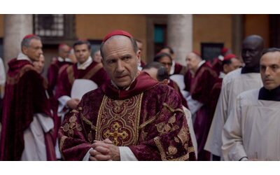 Conclave, pomposo, artificiale e manicheo il film tratto dal romanzo di Robert Harris