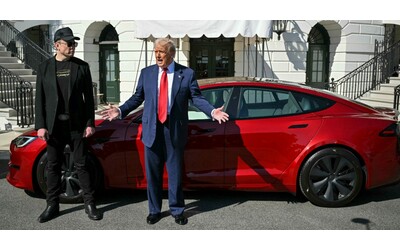 Concorrenza di Byd, crollo vendite in Europa e problemi per Model 3: la tempesta perfetta di Tesla. E Trump ne compra una