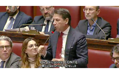 Conte in Aula: “Manovra? Favorite come al solito banche e lobby delle armi, quando penserete agli italiani in difficoltà?”