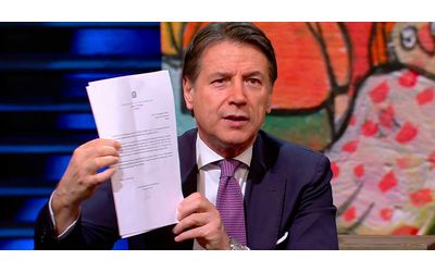 Conte mostra due informative giudiziarie firmate da Lo Voi: “Le ho ricevute anche io ma non ho attaccato i magistrati come Meloni”. Su La7