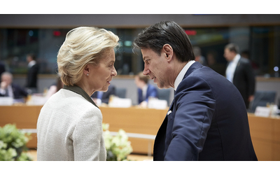 Conte-von der Leyen, siparietto al Parlamento Ue. Il leader M5s: “Saremo più forti di te”. La presidente della Commissione: “Lo vedremo”