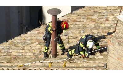 Continua l’allestimento della Cappella Sistina in vista del conclave del 7 maggio: il video dei lavori