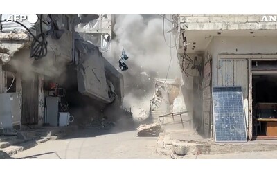 Continuano i raid israeliani su Gaza City: le conseguenze di un attacco su un edificio – Video