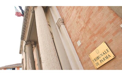 Cori fascisti nella sede FdI di Parma, aperto un fascicolo esplorativo dalla procura