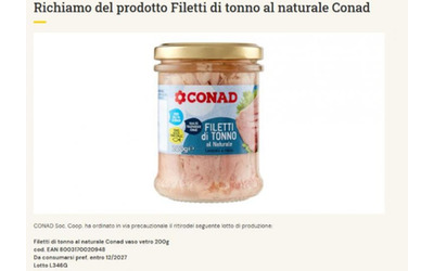 “Corpi estranei” nel tonno al naturale a marchio Conad, scatta l’allarme: ecco il lotto ritirato dal mercato