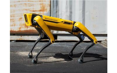 “Corre alla stessa velocità di un essere umano, è inquietante”: fa discutere il nuovo “successo” di Spot, il cane robot da 75 mila euro
