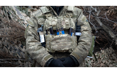 Corruzione in Ucraina i giubbotti antiproiettile per i soldati al fronte Spazzatura cinese mal cucita che veniva bucata facilmente