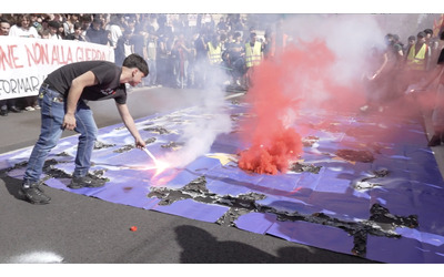Corteo contro i tagli all’istruzione, studenti bruciano una maxi bandiera dell’Europa davanti al ministero