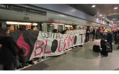 Corteo contro la violenza di genere a Torino le attiviste bloccano la metro Video