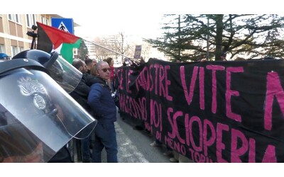 Corteo di Non una di Meno a Torino, azione contro un Carrefour. Blitz anche davanti all’ospedale: “Sul mio corpo decido io”