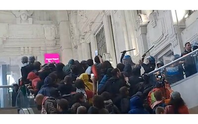 Corteo per Gaza a Milano, le immagini dell’inizio degli scontri alla stazione centrale