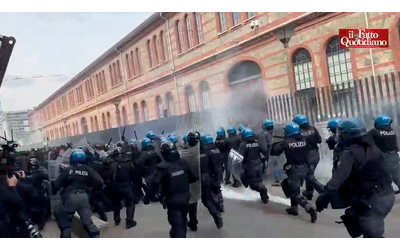 Corteo per Gaza a Torino, gli studenti provano a raggiungere Bezos e Von der Leyen. Respinti con cariche e lacrimogeni