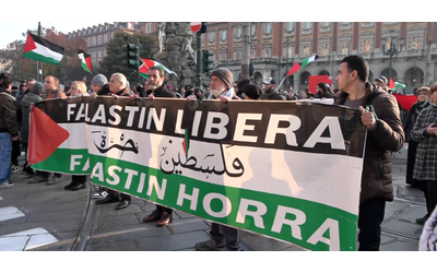 Corteo per la Palestina a Torino: “Basta armi a Israele, fermiamo l’Occidente genocida e guerrafondaio”