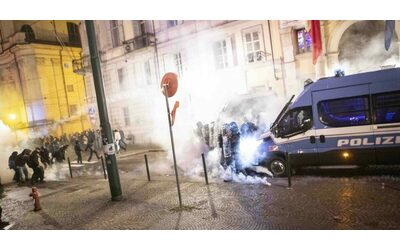 Corteo per Ramy a Torino, la polizia notifica 8 misure cautelari a militanti del centro sociale Askatasuna