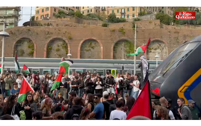 Corteo pro Gaza a Genova, i manifestanti invadono i binari della stazione. E mandano un messaggio a Ben Gvir: “Vergognoso”