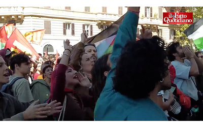 Corteo pro Gaza a Roma, i manifestanti lanciano uova contro il ministero dei Trasporti. Cori per Salvini: “Dimissioni”