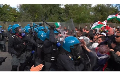 Corteo pro Pal a Torino, cariche della polizia sui manifestanti diretti all’aeroporto di Caselle – Video