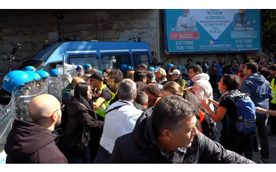 Corto pro Gaza a Bologna, manifestanti verso la tangenziale: scontri tra manifestanti e polizia – Video