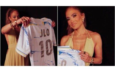 Cosa ci fa Jennifer Loper con la maglia della Carrarese: la mossa di marketing nata da una coincidenza