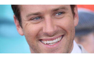 “Cosa mi ha regalato mamma per il compleanno? Una vasectomia”: Armie Hammer torna in campo dopo le accuse di violenza sessuale e cannibalismo