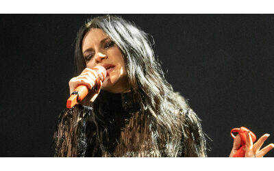 Cosa sta succedendo l Ah ubriaco Noi qui dopo il concerto andiamo a fare l amore e bere tanto non aiuta Laura Pausini ironica con un fan a Madrid