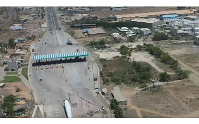 Costruiscono un finto casello autostradale e mettono in piedi una truffa milionaria Gli automobilisti passavano apposta di l perch il pedaggio costava la met