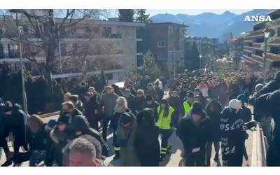 Crans Montana lacrime e grande partecipazione alla marcia in ricordo delle vittime dell incendio Lungo applauso per i soccorritori