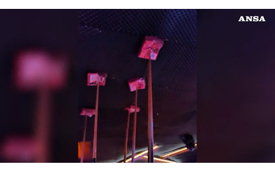 Crans Montana spunta un nuovo video i pannelli del soffitto tenuti su con delle stecche da biliardo poche settimane prima della strage