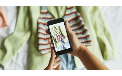 “Creano profili fake su Vinted fingendo di voler comprare vestiti per ottenere foto di ragazze in costume”: le rivelazioni di Cosmopolitan sul caso Phica