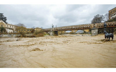 Crisi climatica forte ondata di maltempo su Sicilia e Calabria frane esondazioni e famiglie isolate